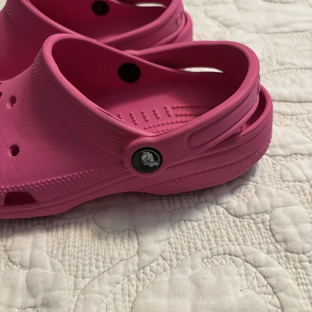Crocs Youth/Junior Girls Size 4 Hot Pink Slip On Clog, Lightweight Strap W/ Logo - Picture 4 of 9